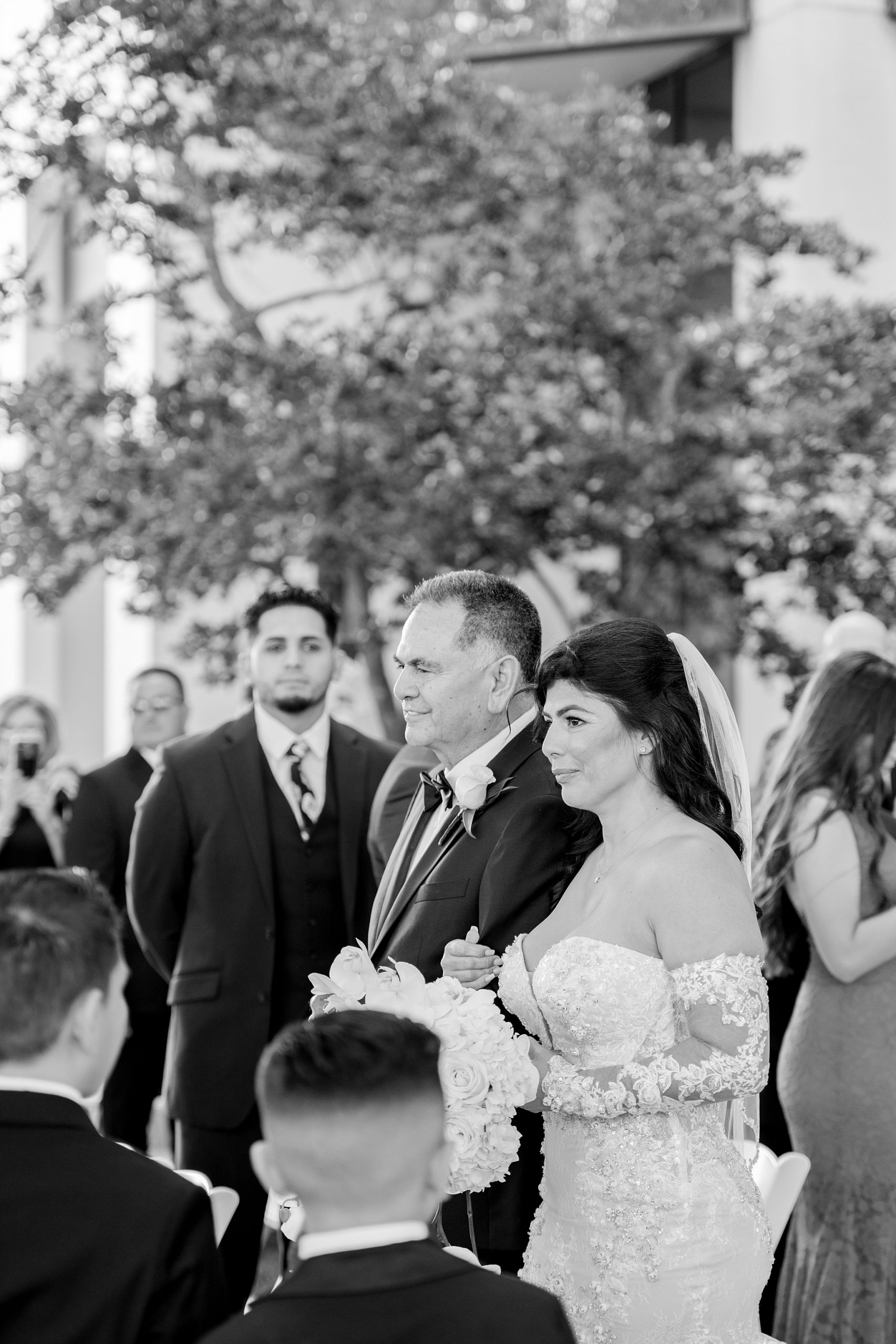 Bride walking down the aisle with dad | Orlando wedding photographer